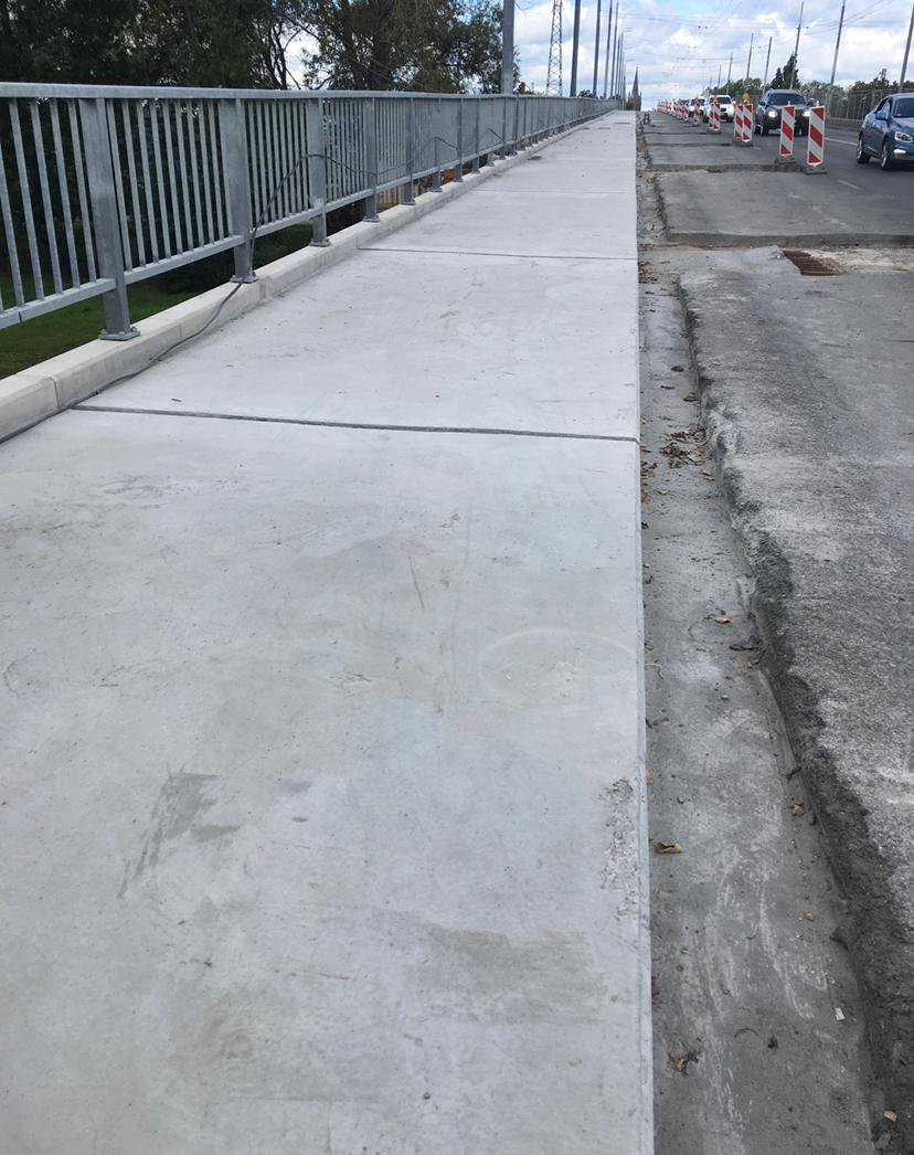 Deglavas tilta gājēju joslas betonēšana