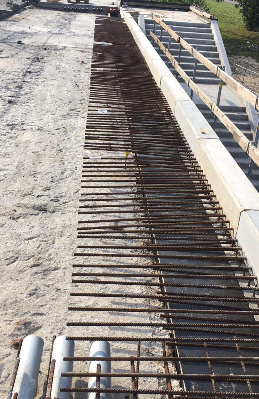 Deglavas tilta gājēju joslas betonēšana (darbu fragments)